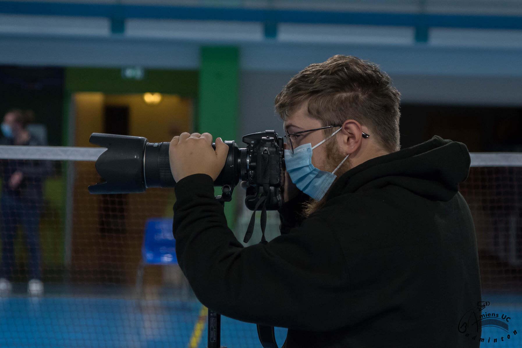Kevin Devigne à l'œuvre sur les bords de terrain de Badminton