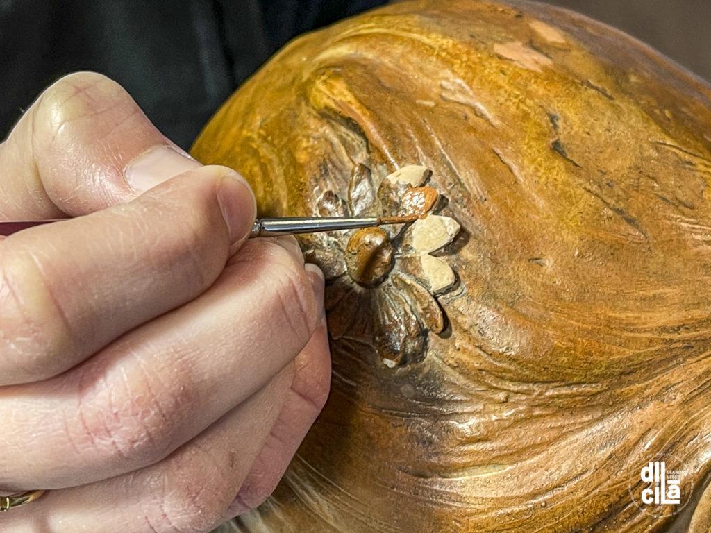 Après avoir recollé la tête du buste, Alice s’attèle à cacher les marques de cassures