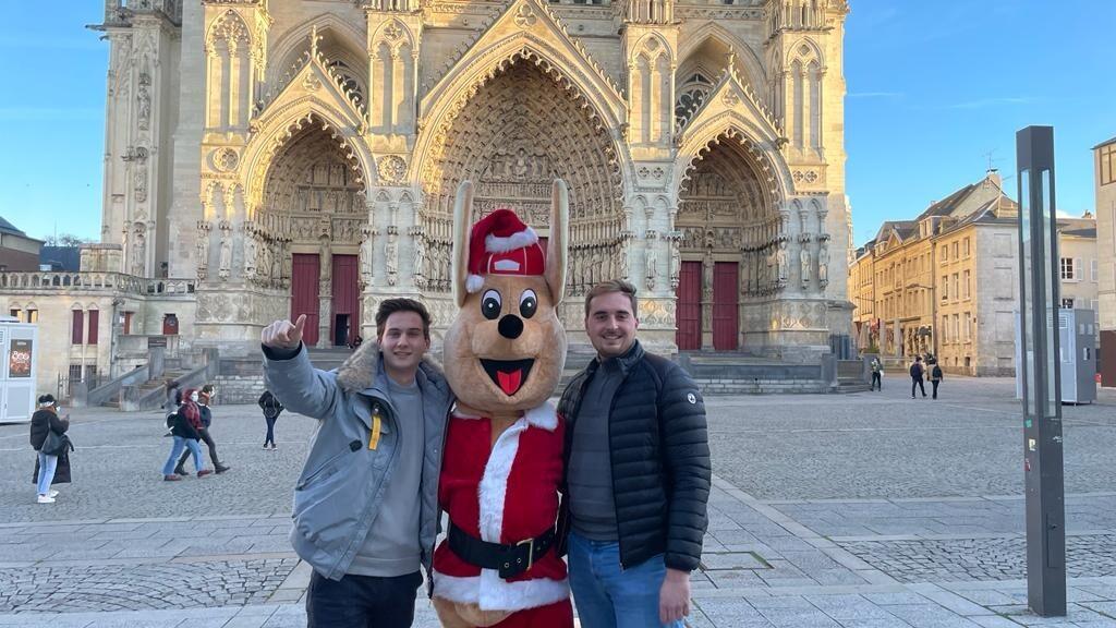 Marceau Ducrocq (à gauche) Maxime Pleuchot (à droite) accompagnés de Jack le kangourou, lancent leur calendrier de l'avant sur les Réseaux Sociaux.