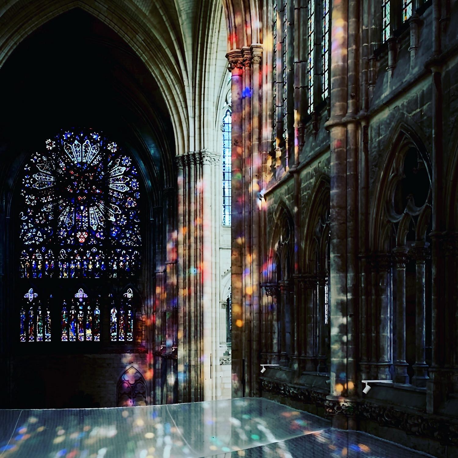 Cahtedrale amiens reflet vitrail 007 leandre leber dicila