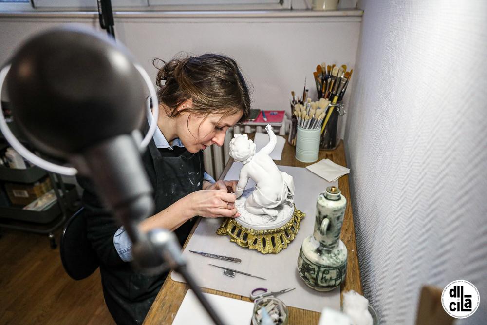 Les mains d'Alice Declercq en pleine restauration