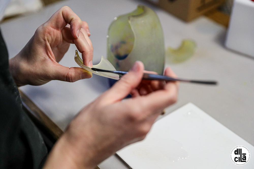 Les mains d'Alice Declercq en pleine restauration