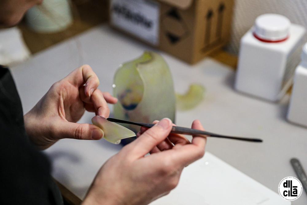 Les mains d'Alice Declercq en pleine restauration