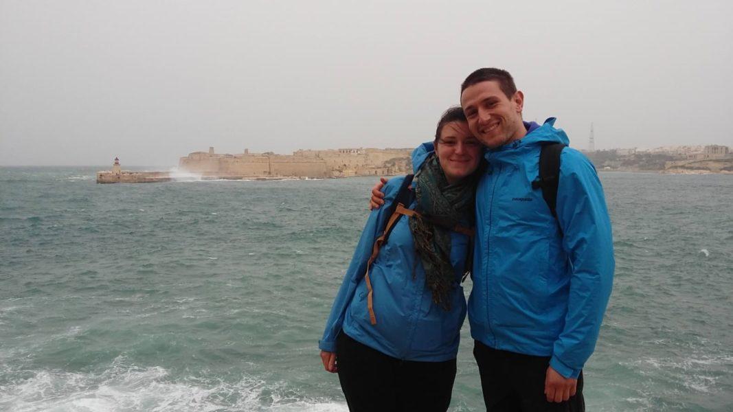 Jonathan et Floriane adorent voyager, ils prennent désormais plaisir à faire découvrir leur ville d’adoption. (photo prise à Malte)